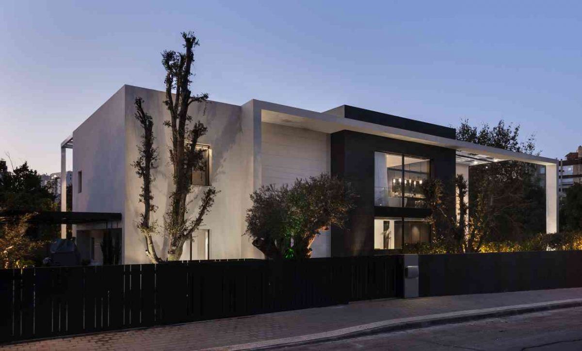 Simoene Architects Ltd – Central Israel תאורת מבנה הבית מצידו השמאלי על ידי קמחי דורי